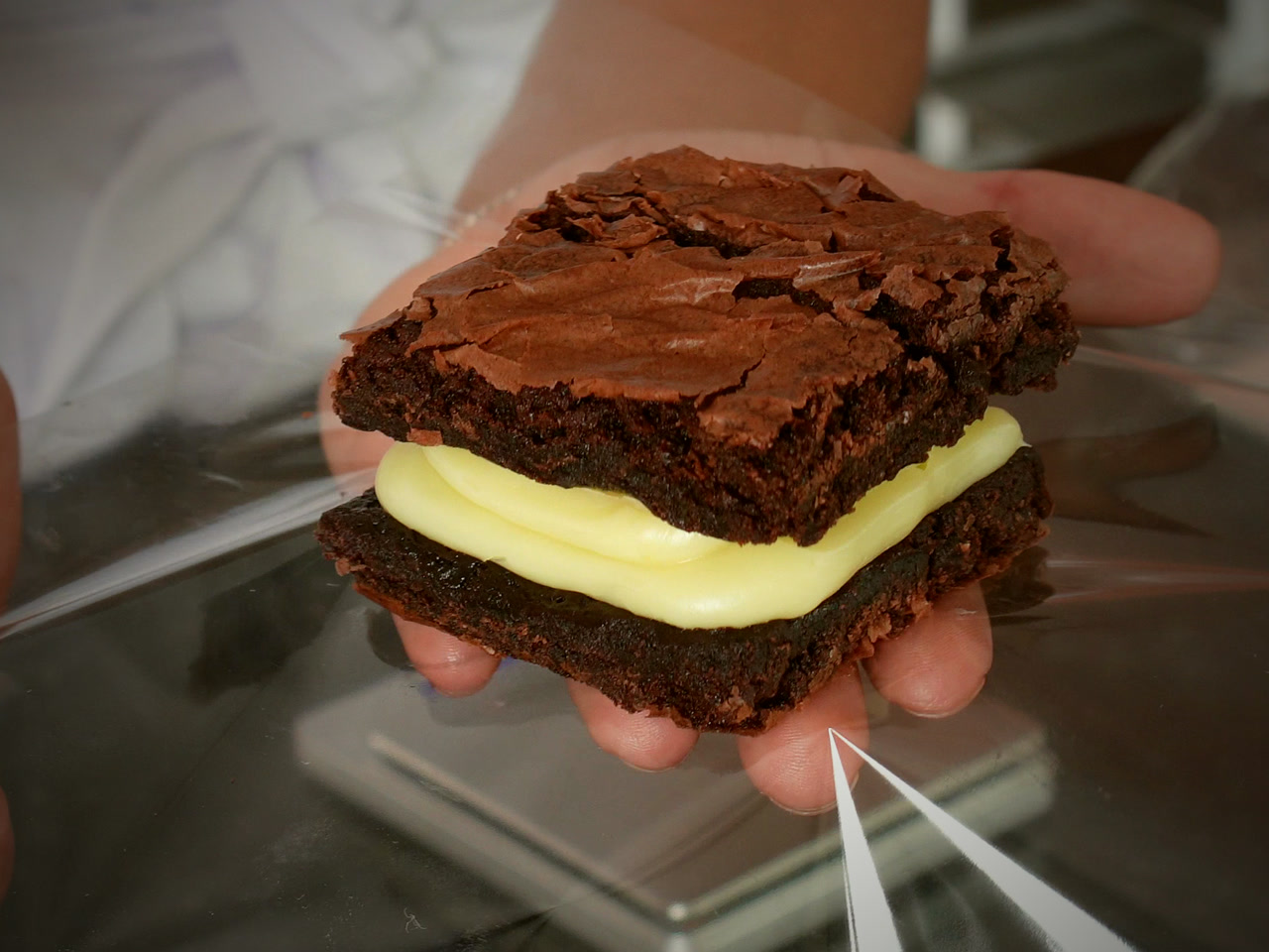 Brownie La Petite montado em sanduíche, recheio cremoso à mostra